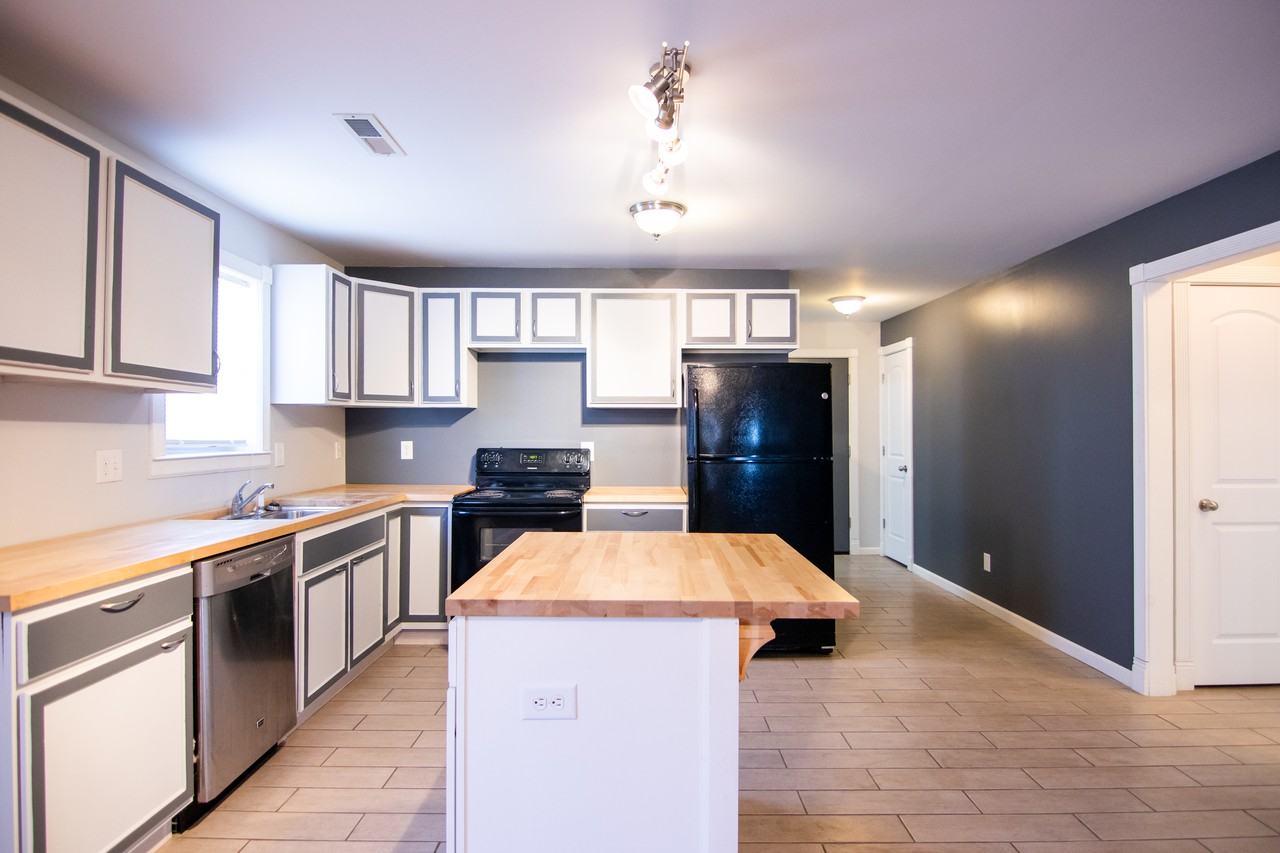 1617 Spruce St - Photo 3 of 12