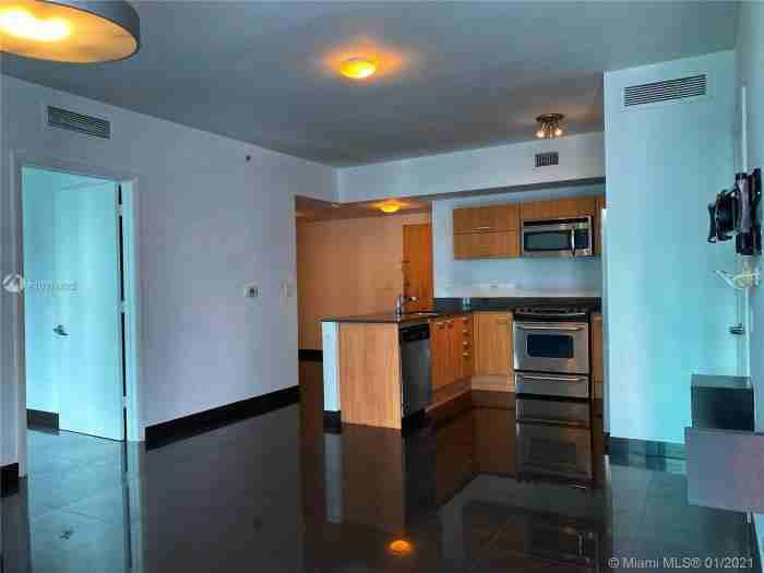 305 S Miami Ave - Photo 2 of 15