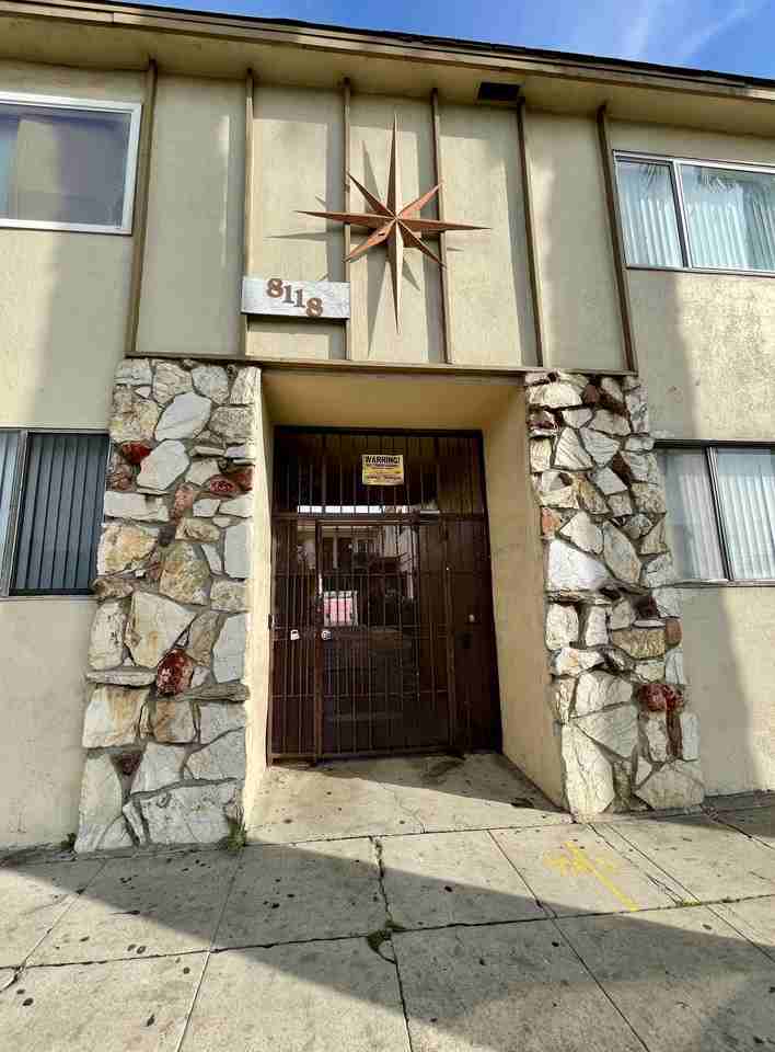 8118 S Western Ave - Photo 2 of 8