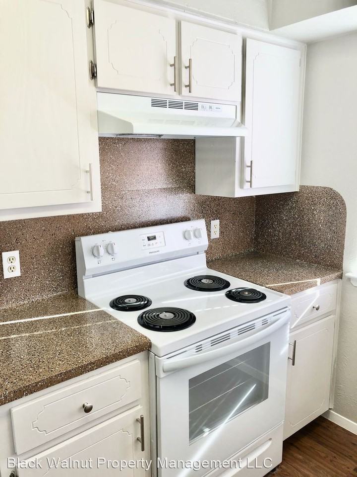 15405 Spring Hill Lane - Photo 2 of 31