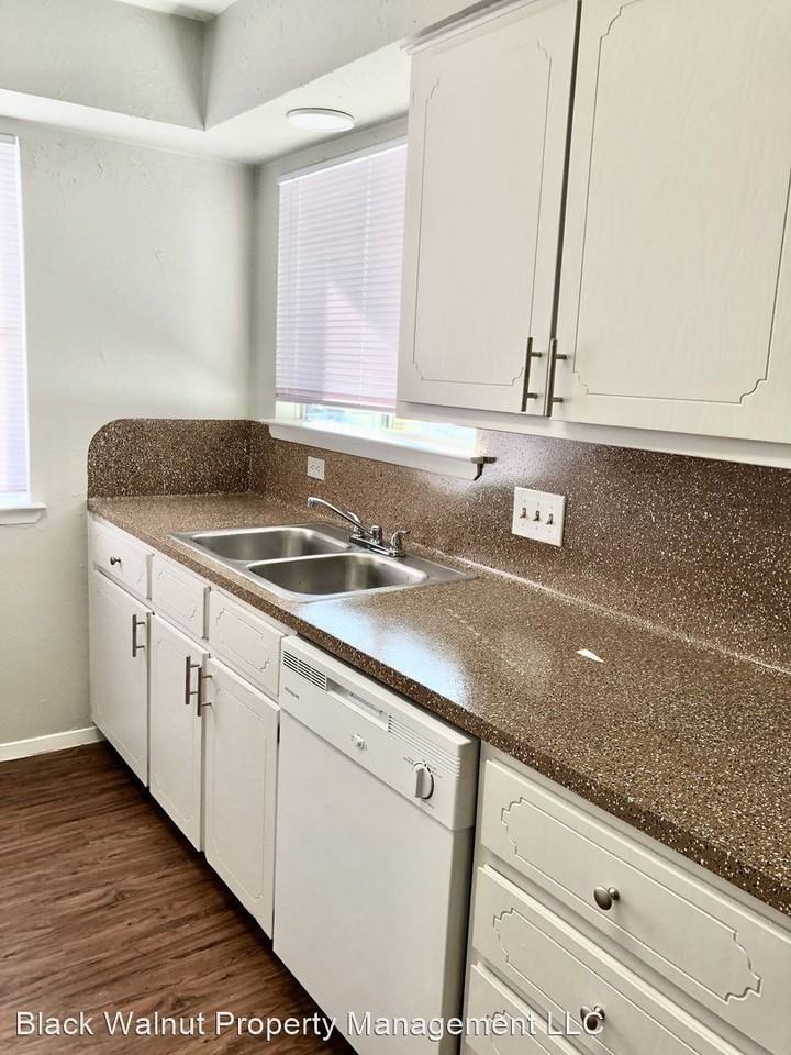 15405 Spring Hill Lane - Photo 3 of 31