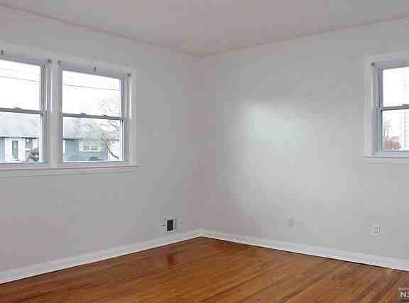 32 Martin Pl - Photo 3 of 9