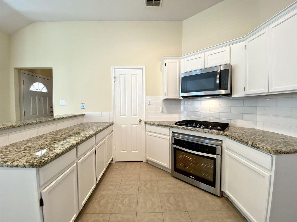 6635 Shady Bend Dr - Photo 3 of 11