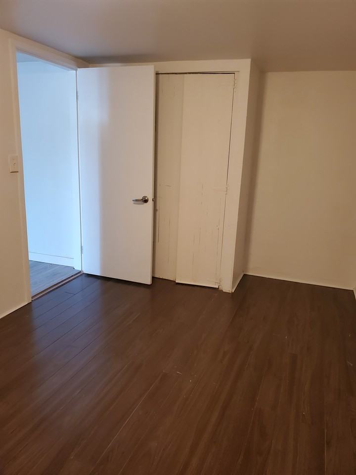 420 Delta Avenue - Photo 4 of 9