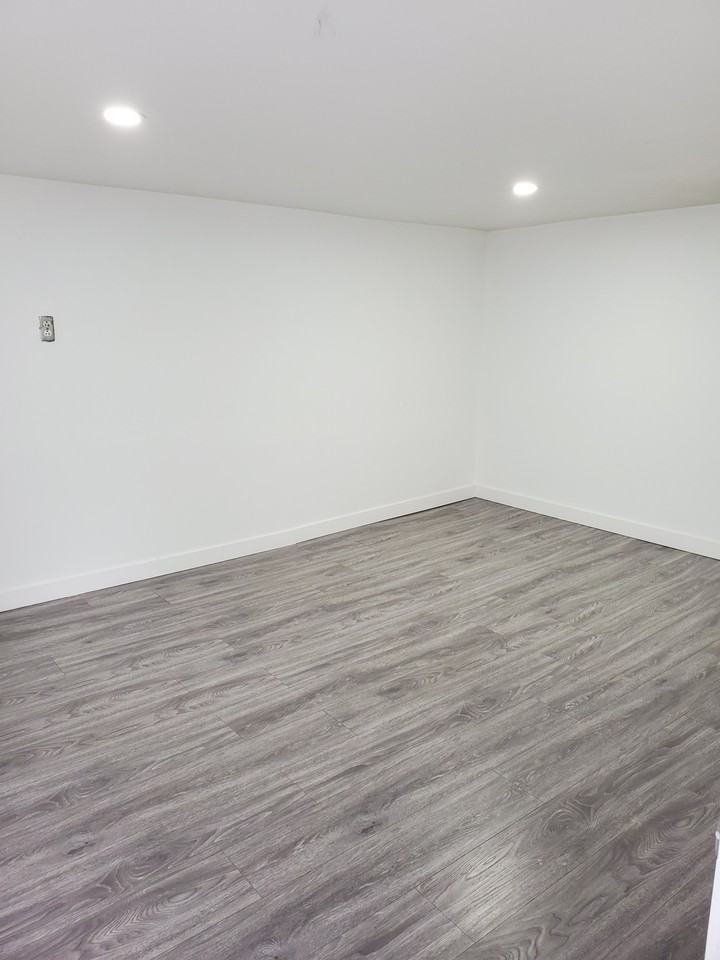 420 Delta Avenue - Photo 5 of 9