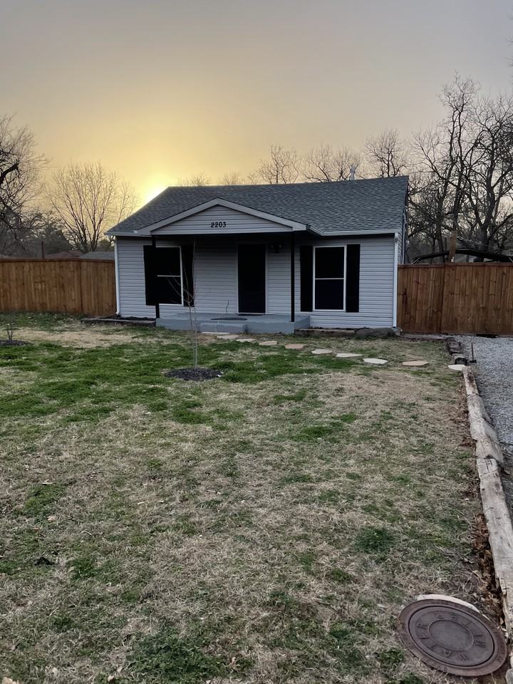 2203 S College Blvd - Photo 2 of 22