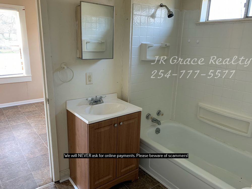 807 W Sabine St - Photo 3 of 6