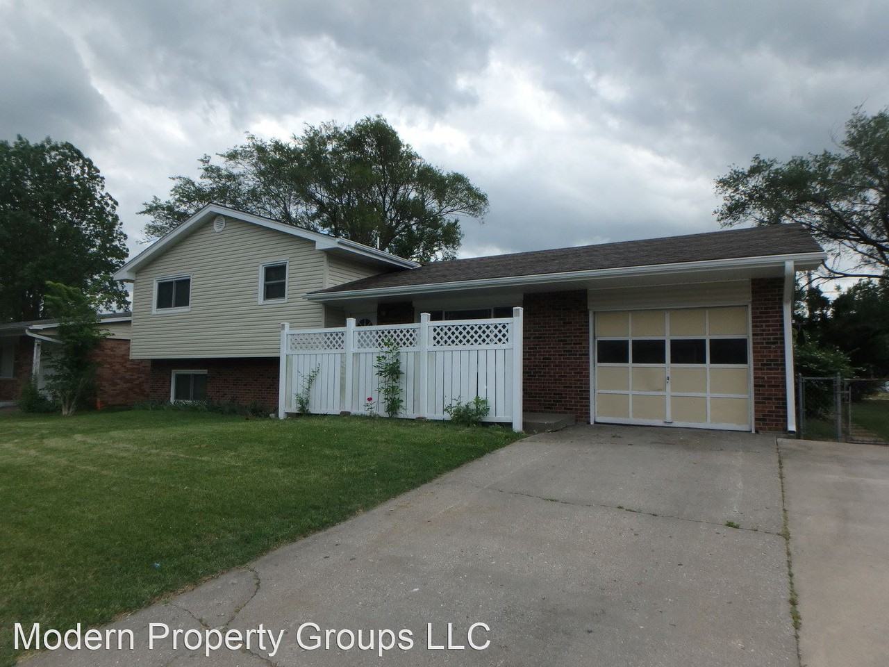 2414 Whitegate Dr - Photo 2 of 27