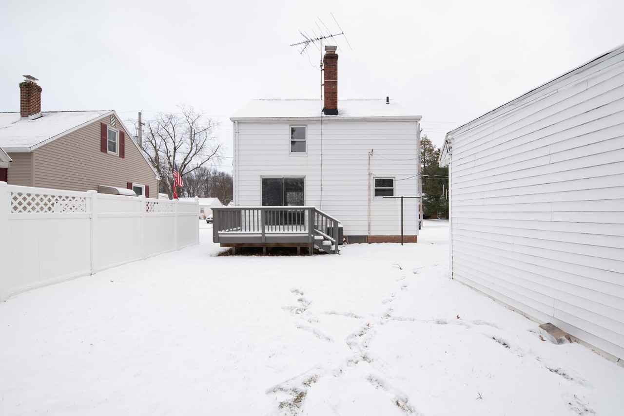 23252 Clifford Dr - Photo 3 of 19