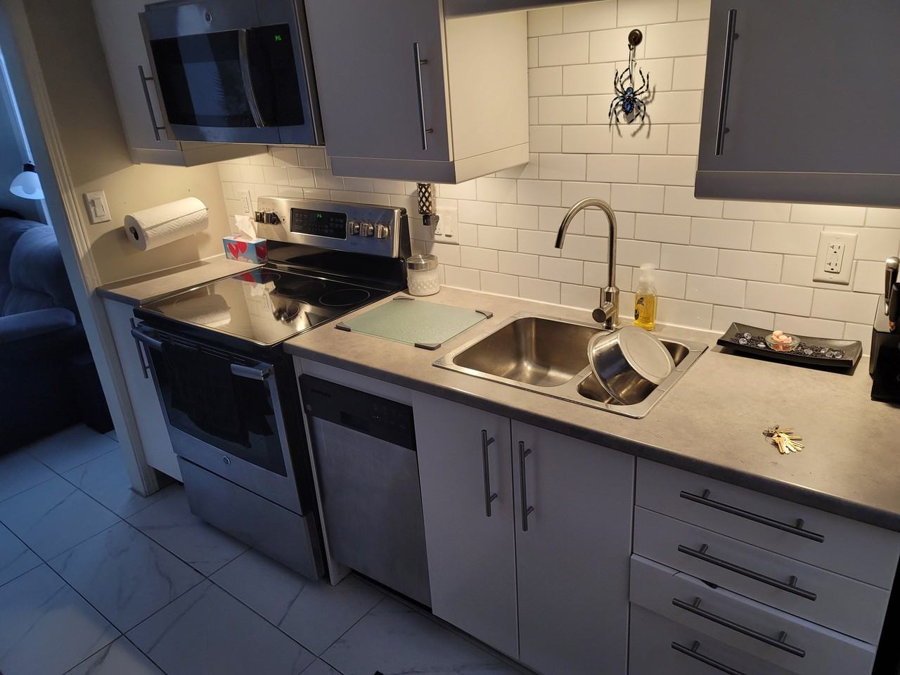 1385 King St E - Photo 3 of 10