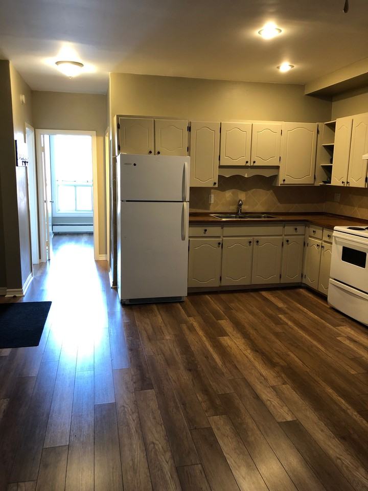 137 Catharine St N - Photo 3 of 10