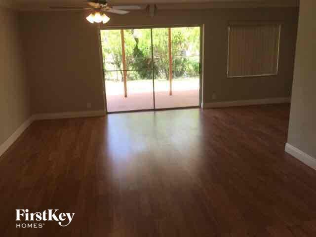 7201 Nw 84th St - Photo 2 of 11