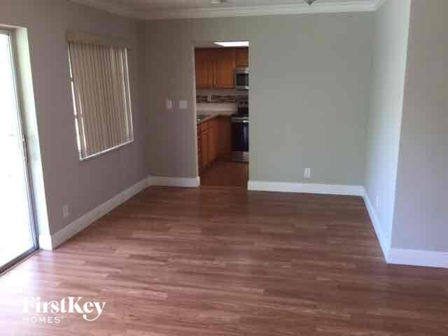 7201 Nw 84th St - Photo 3 of 11