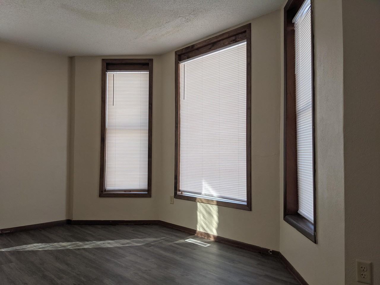 302 1st St Se #1 - Photo 4 of 10