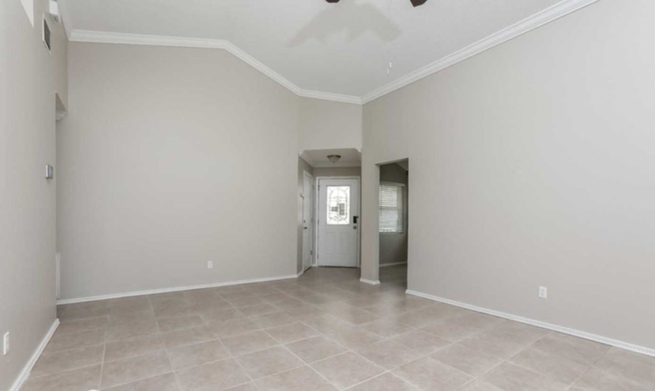 326 Oceanside Ct - Photo 2 of 10