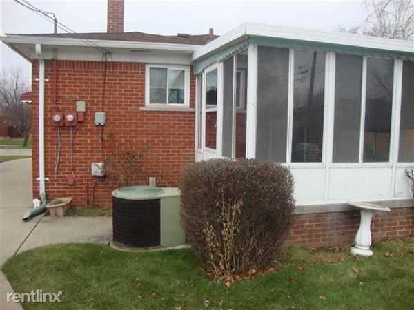 8622 Potomac St - Photo 3 of 11