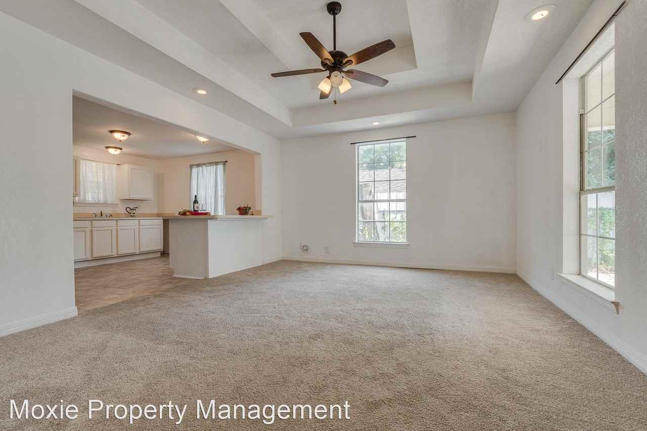 1402 N Commerce St - Photo 3 of 13