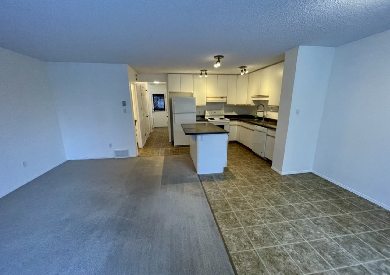 15215 Oxford Court - Photo 3 of 17