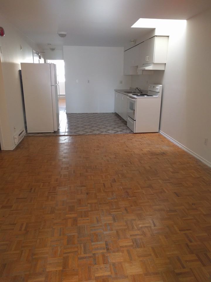 827 Bloor St W, Unit #2 - Photo 3 of 18