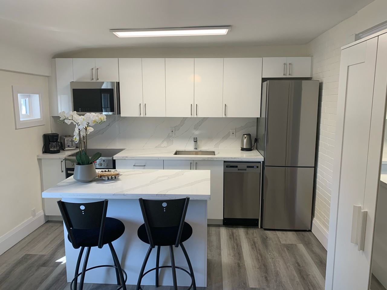 Bright Spacious, Newly Renovated Second Floor Studio, 1 Bath, Fully Furnished Unit - Photo 3 of 10