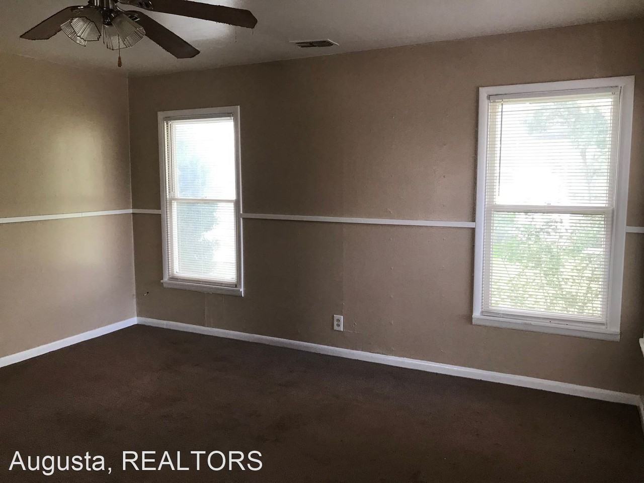 1005 S 3rd - Photo 2 of 12