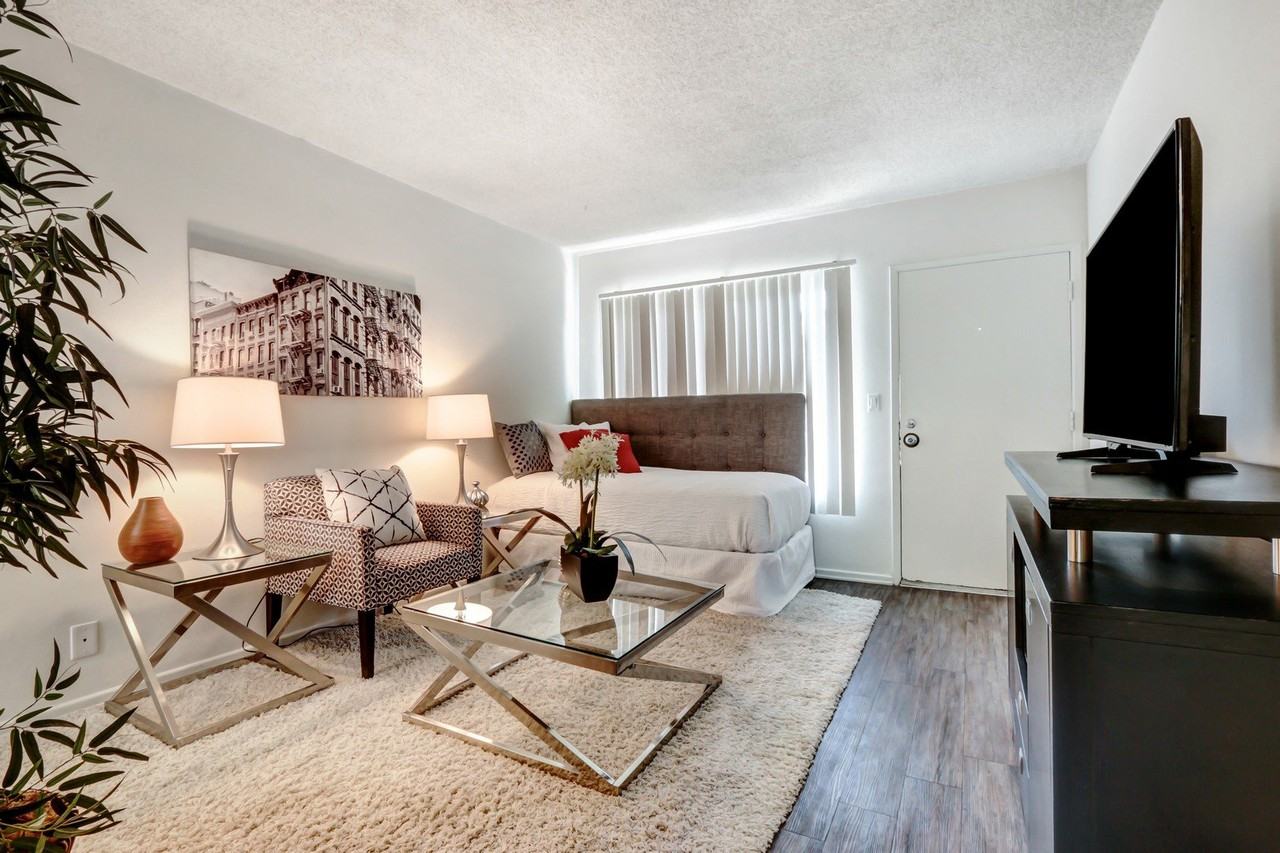 Beloit Avenue Apartments - Photo 6 of 32