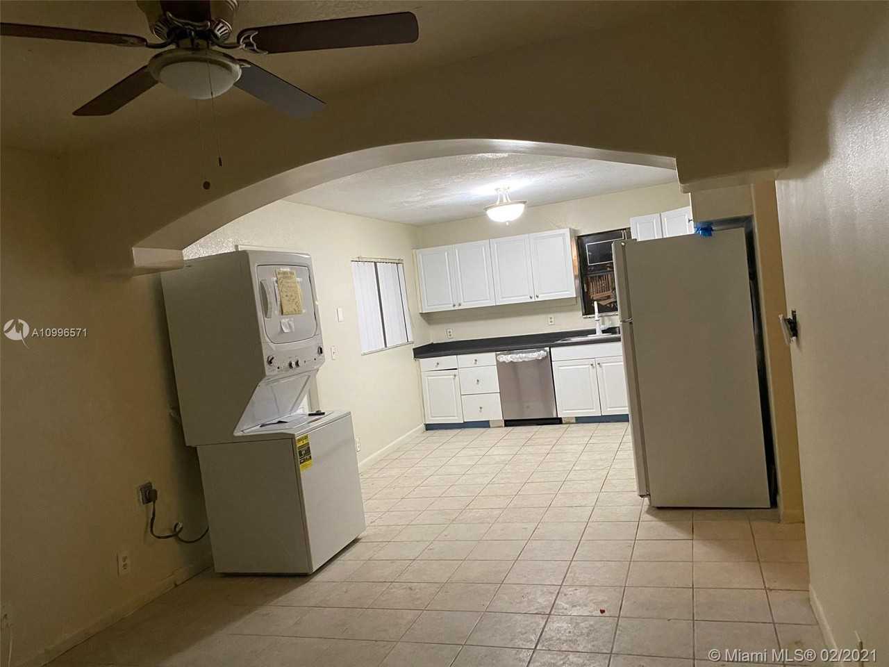 1704 Southwest 43rd Avenue - Photo 2 of 14