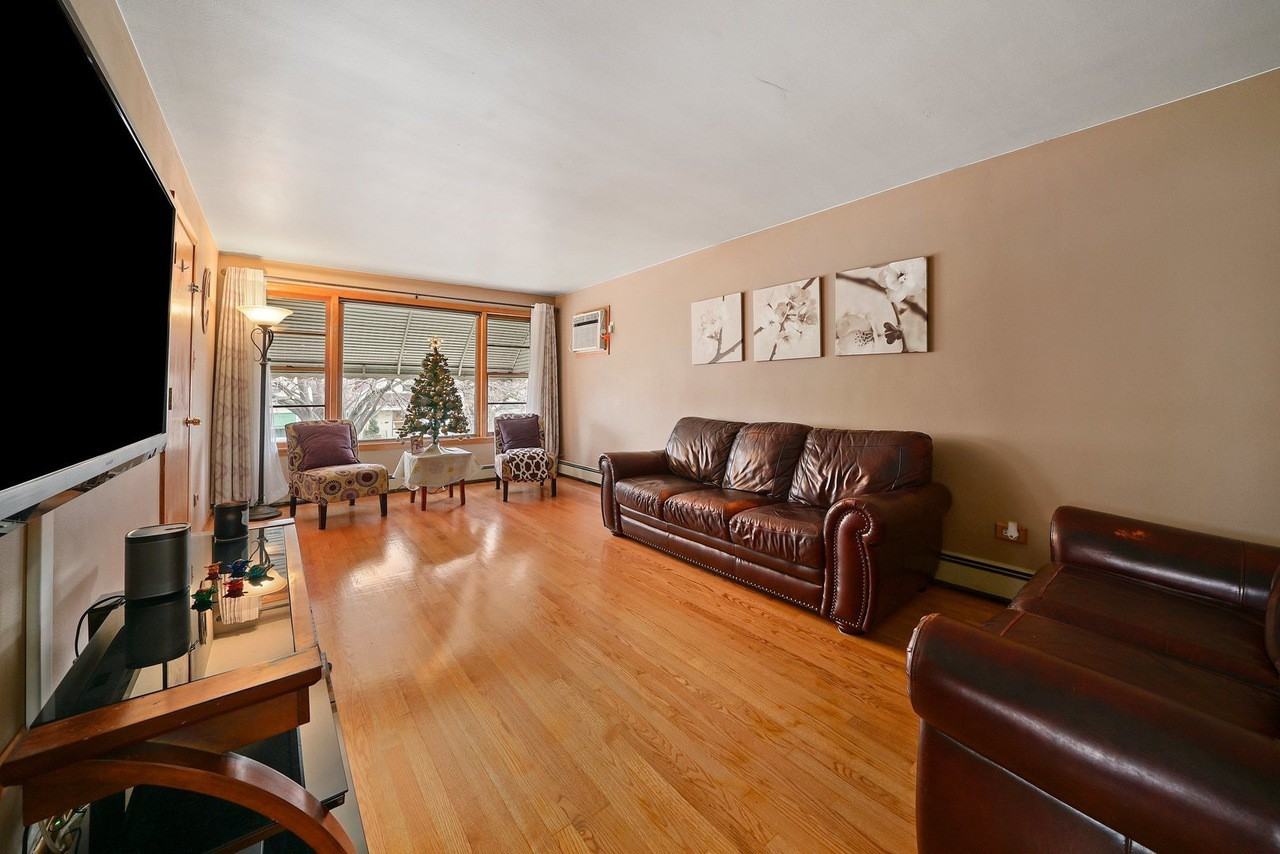 West Lawn Apartment for Rent!-Close to the Orange line w/ STEAM SHOWER - Photo 2 of 17