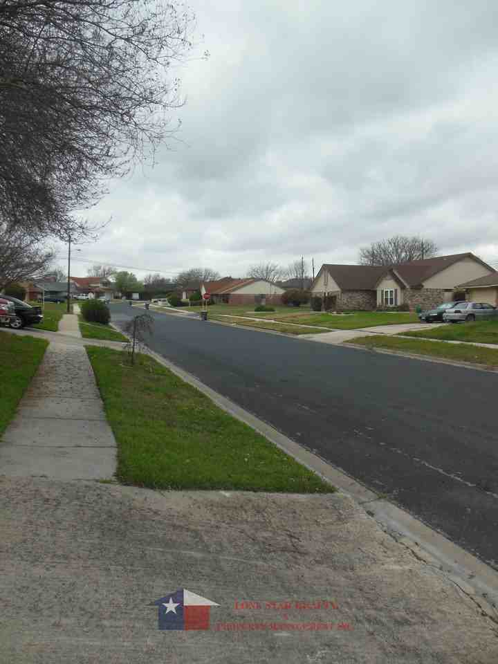 4806 Greenlee Drive - Photo 3 of 40