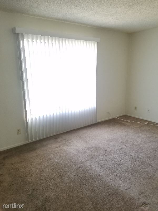 725 Windwood Dr - Photo 3 of 17