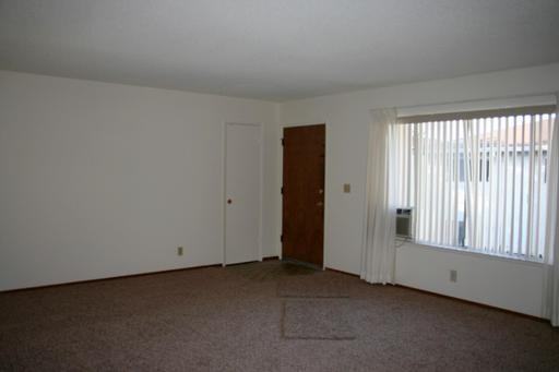 700 W Valley Dr - Photo 3 of 7