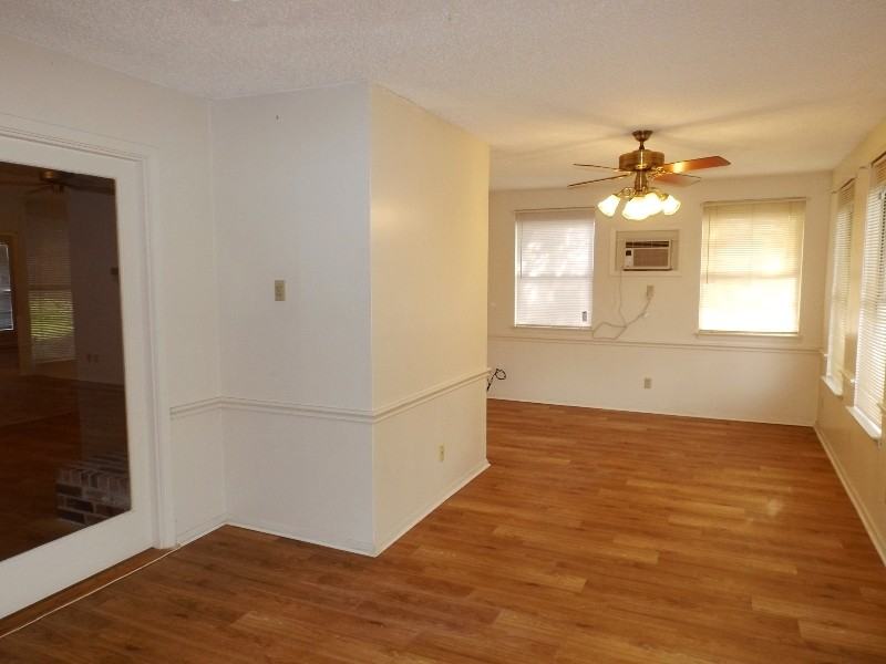 6404 Kingston Dr - Photo 3 of 24