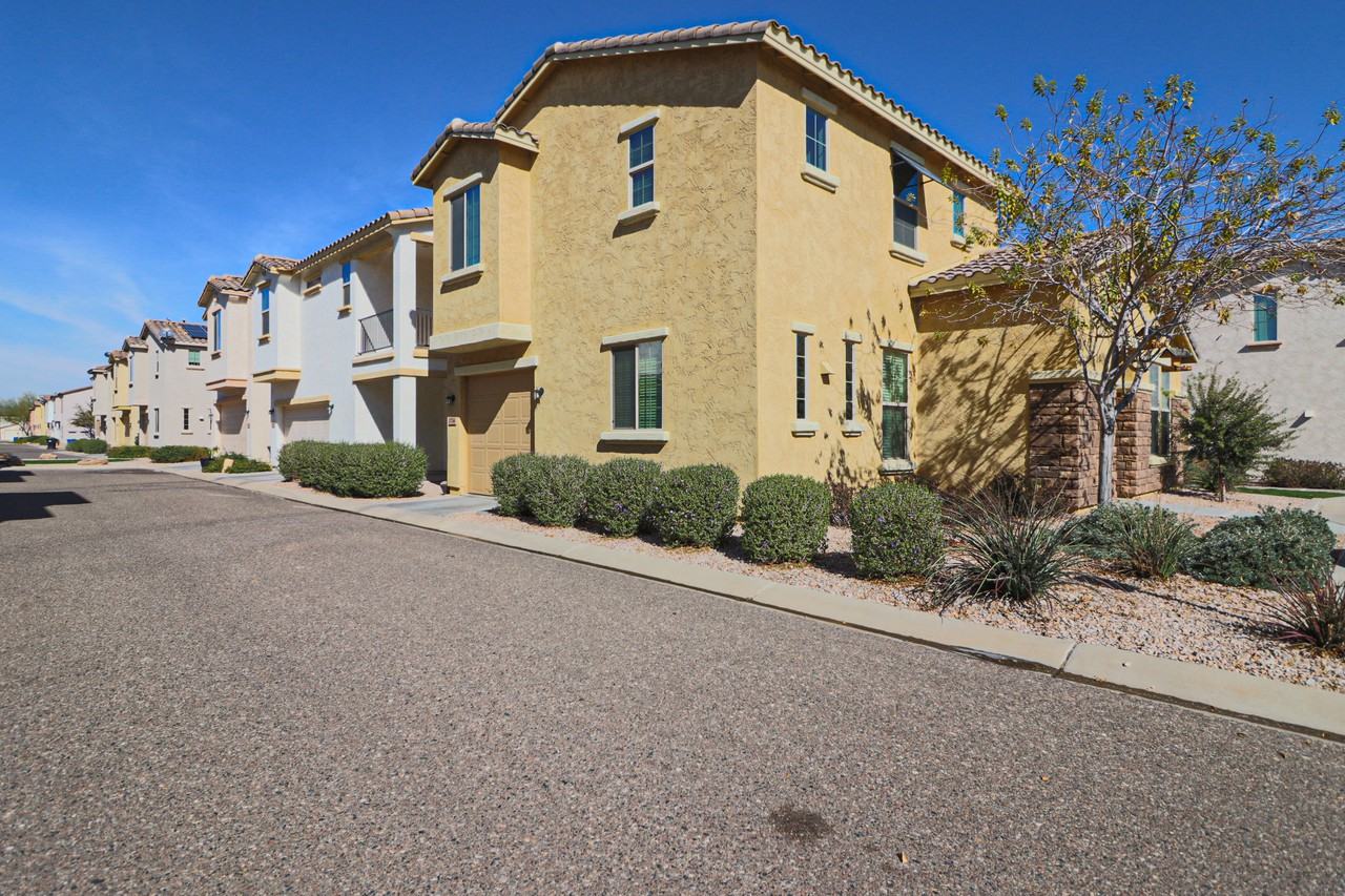 17746 W Banff Ln - Photo 3 of 27