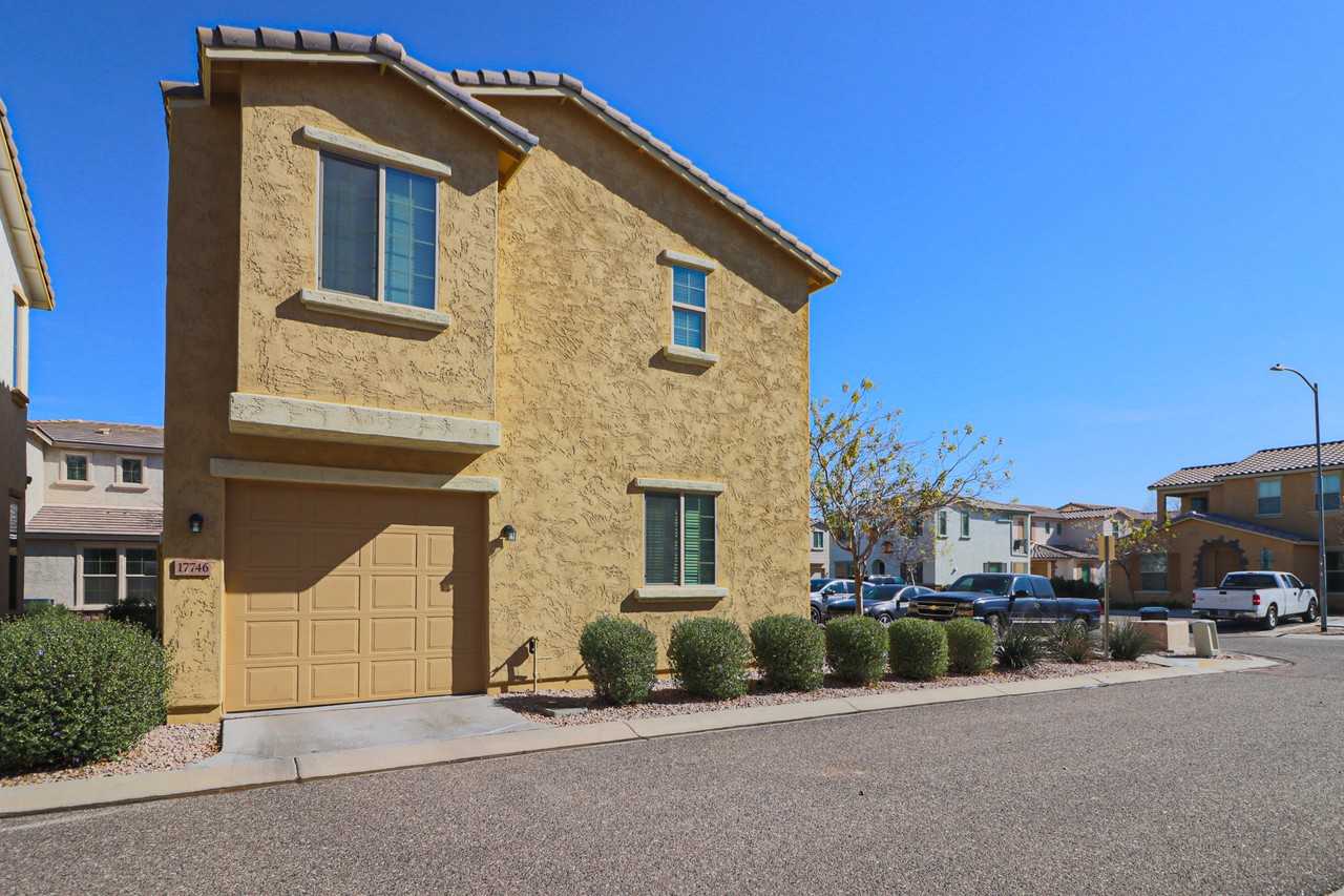 17746 W Banff Ln - Photo 4 of 27