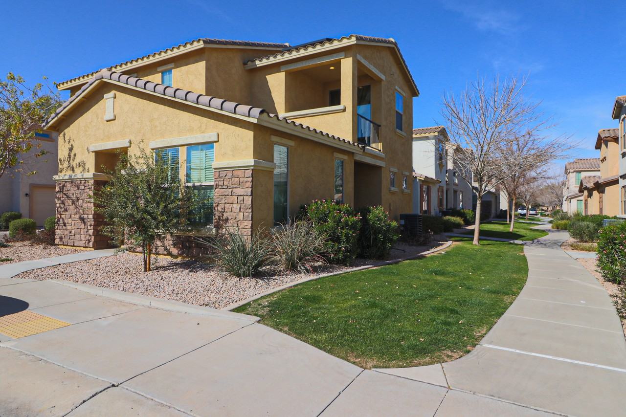 17746 W Banff Ln - Photo 2 of 27