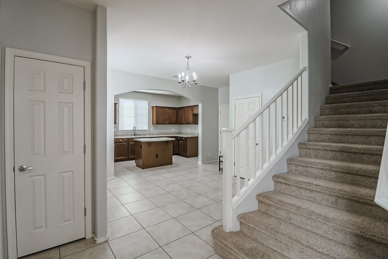 17746 W Banff Ln - Photo 6 of 27