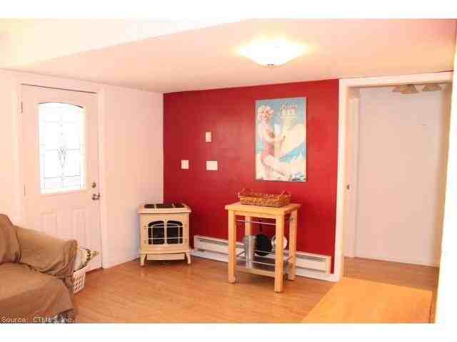 81 Swan Ave - Photo 3 of 7