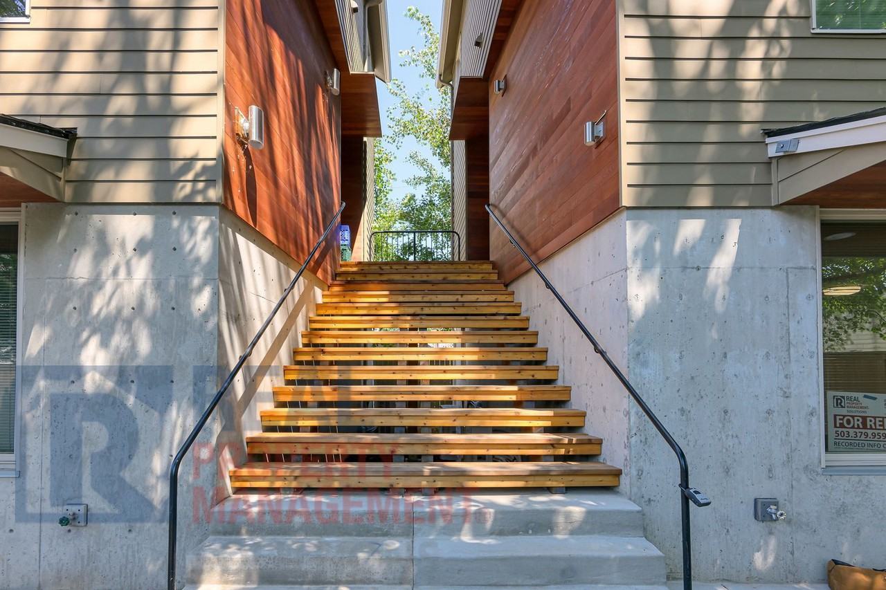4540 N Vancouver Ave - Photo 3 of 21