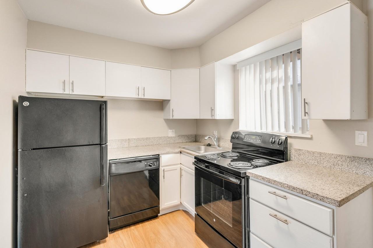 Windom Peak Apartments - Photo 3 of 33