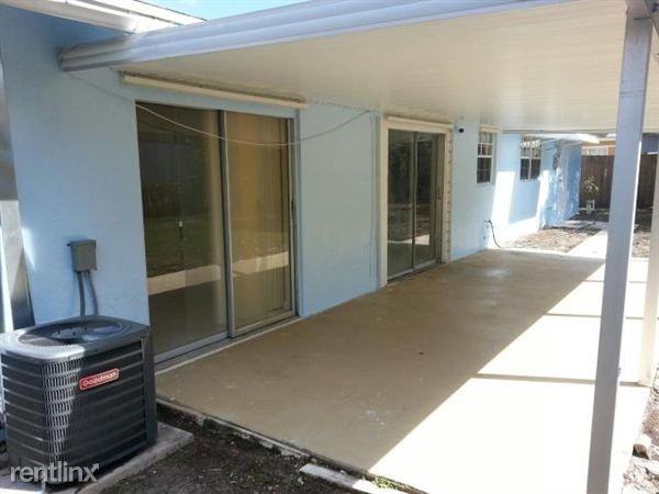 325 Baker Dr - Photo 2 of 7