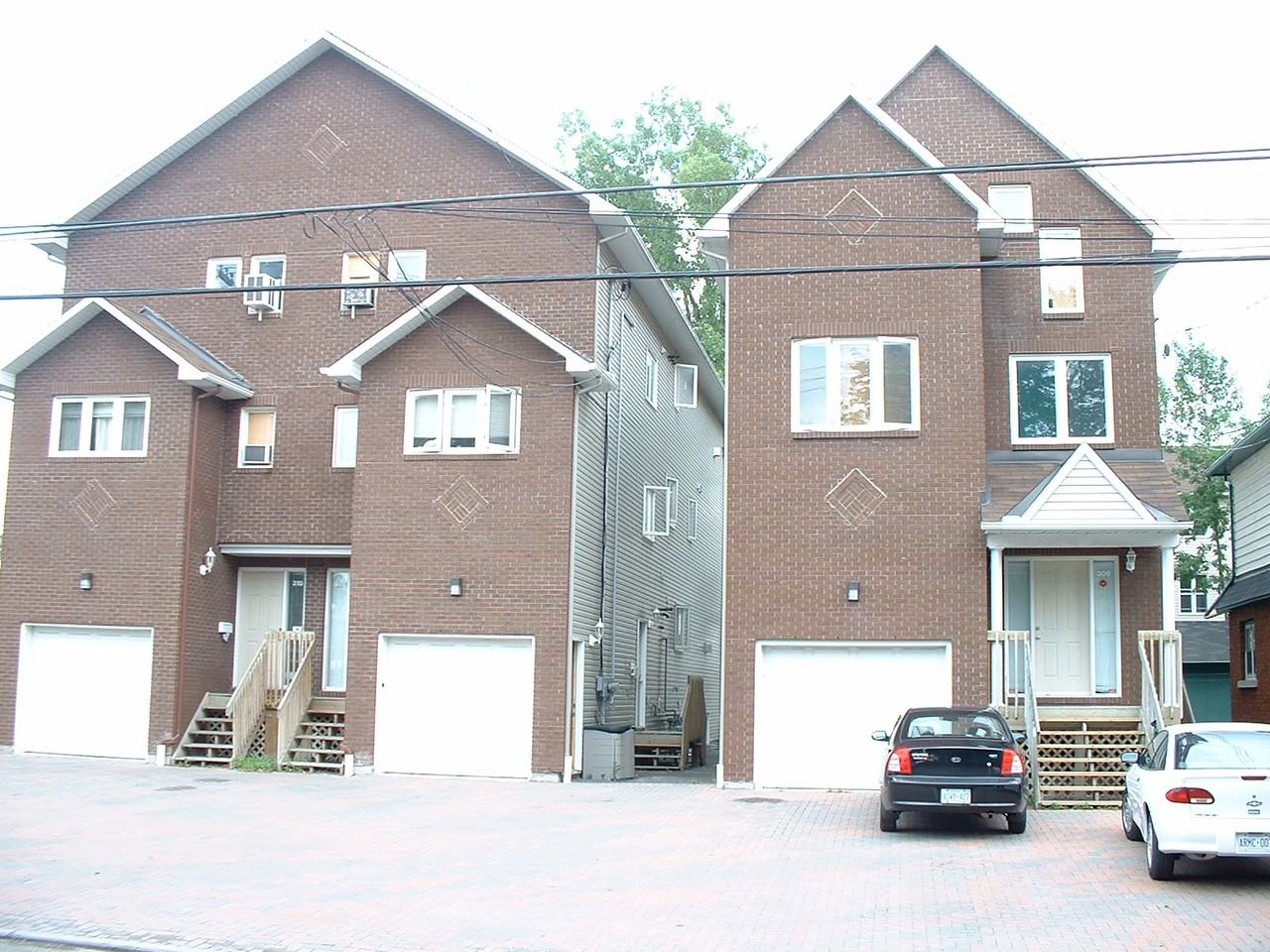 1-bedroom bi-level - Photo 2 of 7