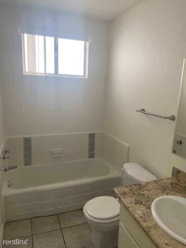 541 N Kings Rd #7 - Photo 3 of 13