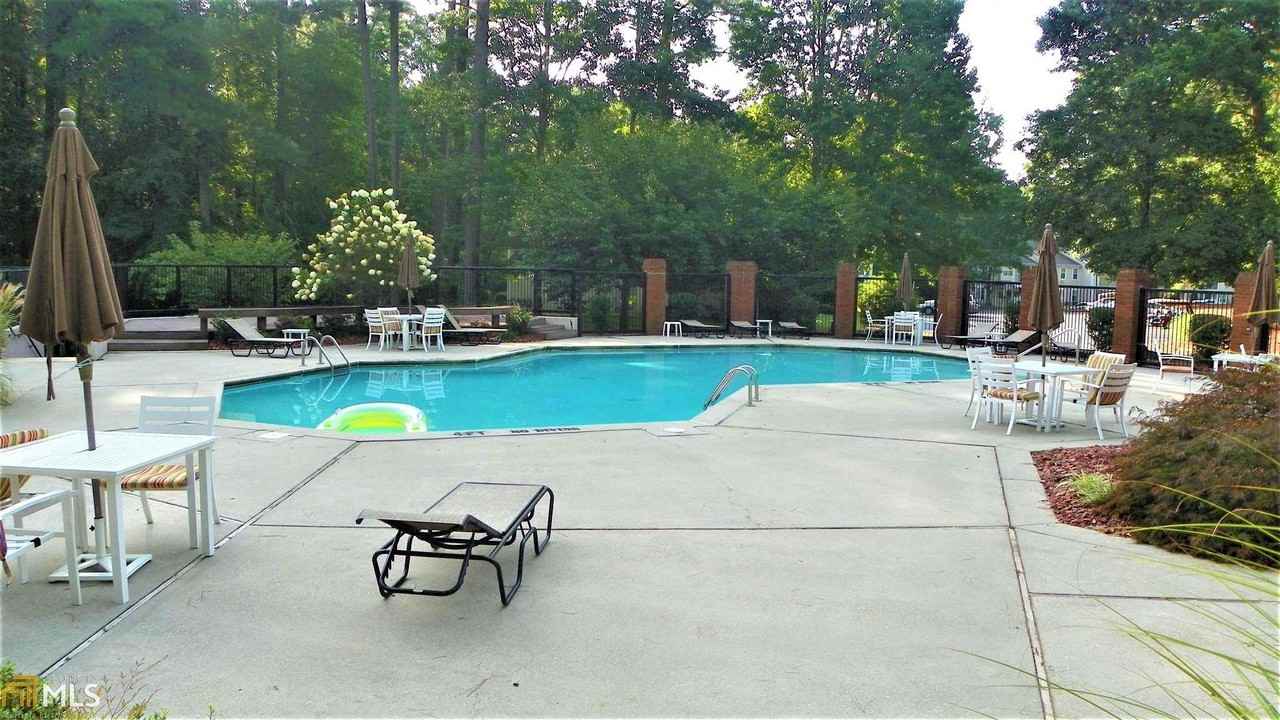 815 Ridgefield Dr - Photo 2 of 9