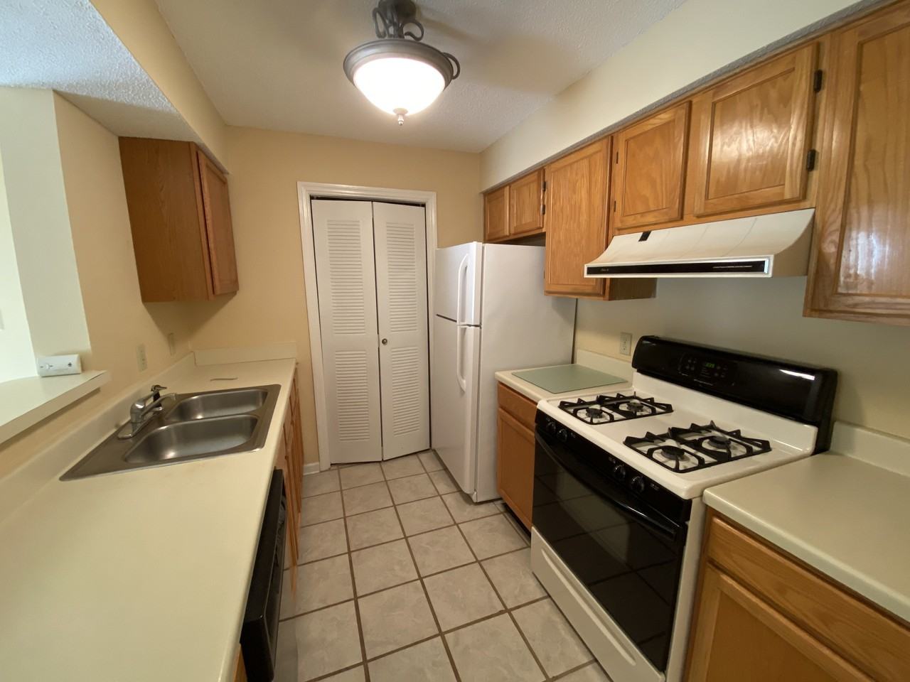 815 Ridgefield Dr - Photo 3 of 9
