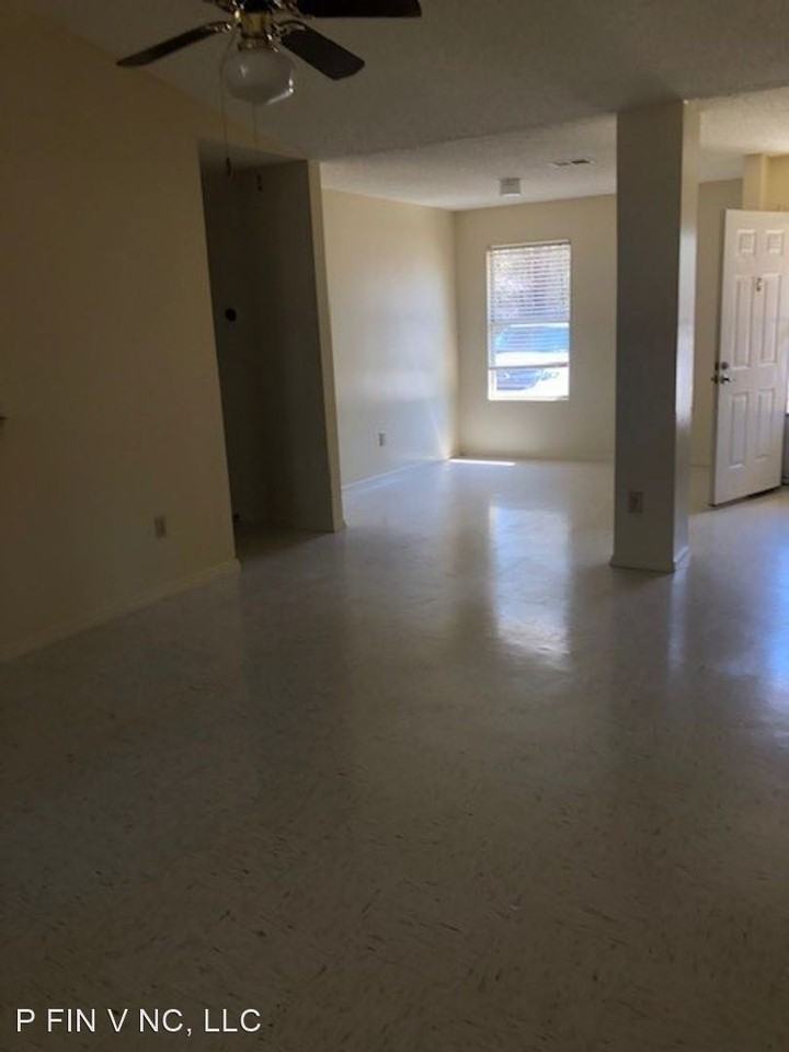 102 Pembroke Ct - Photo 2 of 15