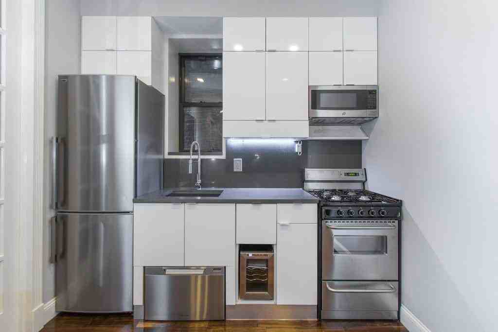 W 52nd St #2 - Photo 3 of 8