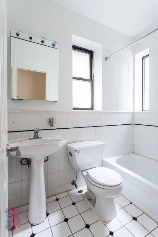 E 18th St #D4 - Photo 2 of 6