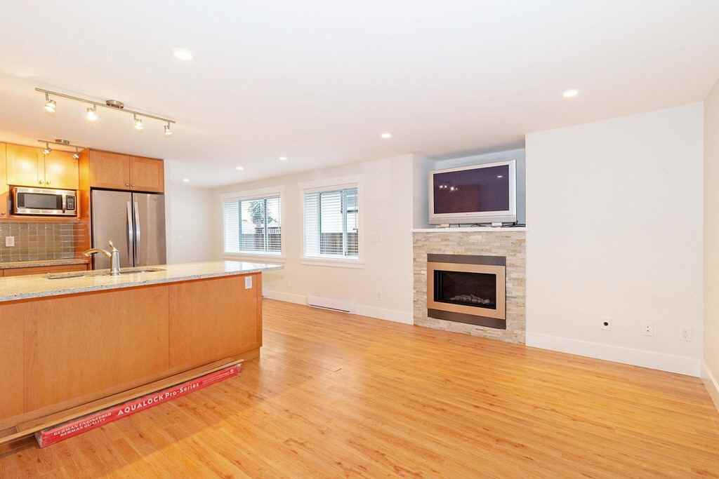 371 W Kings Rd - Photo 2 of 4