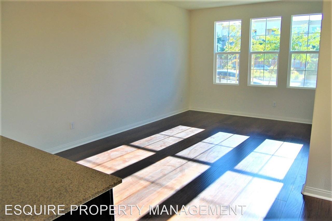 3029 N Oxnard Blvd #75 - Photo 2 of 27