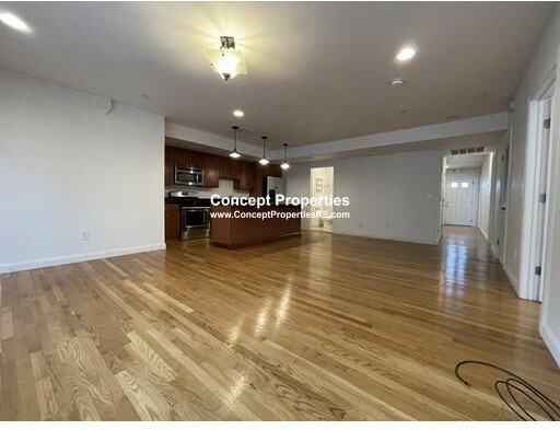 65 Circuit St - Photo 2 of 18